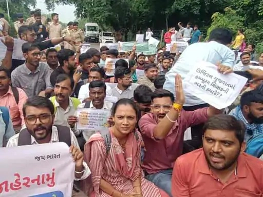 Tet-tat pass candidates protest against permanent recruitment in Gandhinagar