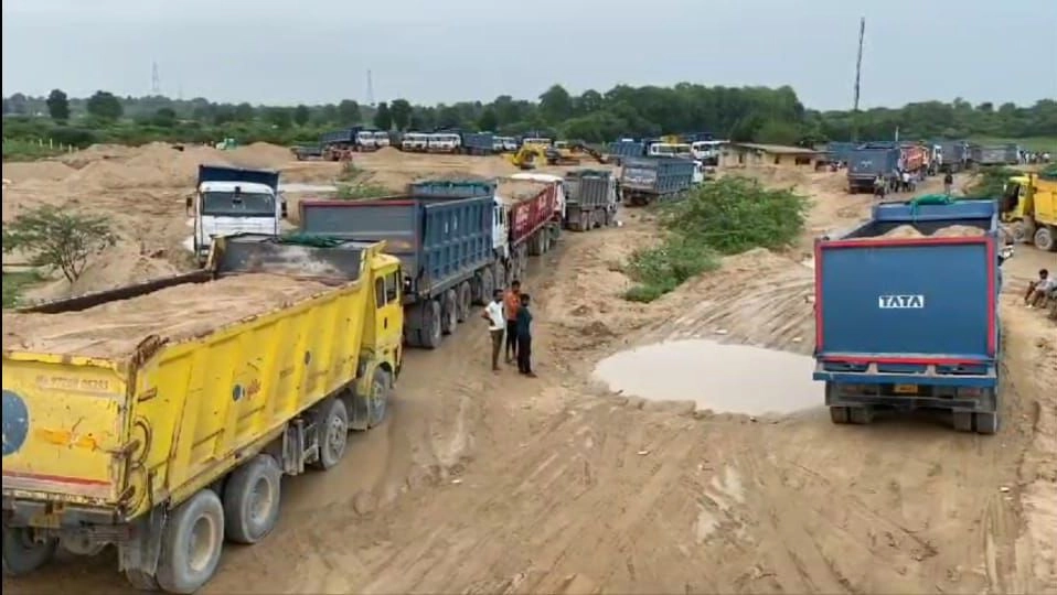 Banas river near Kankerage, more than 100 dumpers and trailers caught stealing minerals,