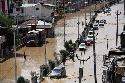 कश्मीर में बाढ़ से तबाही, मृतक संख्‍या 300 पार - कश्मीर में बाढ़ से तबाही, मृतक संख्‍या 300 पार