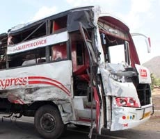 बस-तेल टैंकर की टक्कर में 35 की मौत - Oil tenkar collides with bus, 35 dead