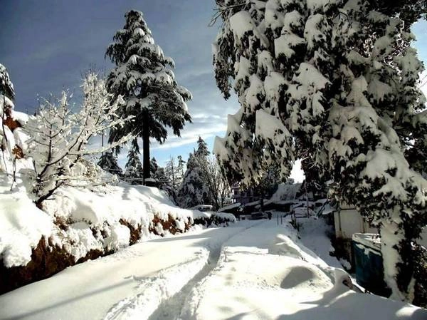 कश्मीर में बर्फबारी, बारिश जारी, राष्ट्रीय राजमार्ग बंद