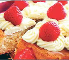 लाजवाब एग्ज-स्ट्रॉबेरी मूस केक - Strawberry Cake Recipe