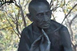 ब्रिटिश संसद के सामने महात्मा गांधी की प्रतिमा का अनावरण