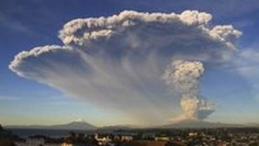 इंडोनेशिया में ज्वालामुखी फटा, 7 मरे
