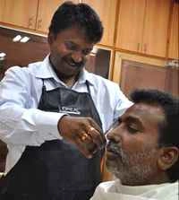 100 रुपए में बाल काटता है अरबपति नाई! - Billionaire barber