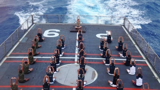 नौसेना के जवानों ने किया योग (फोटो)