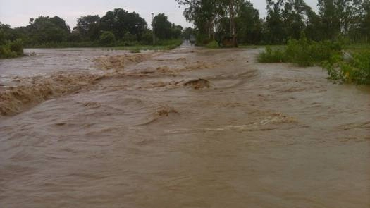 कराची में बाढ़ : 13 लोगों की मौत, सड़कें डूबीं