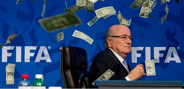 सैप ब्लैटर के ऊपर कर दी नोटों की वर्षा(वीडियो) - Sepp Blatter, Fifa President, Lee Nesson, Comedian