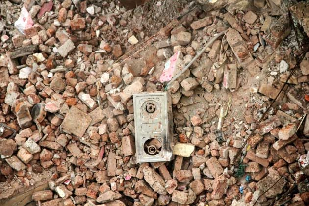 लखनऊ में जर्जर इमारत गिरी, एक युवक की मौत - A dilapidated building collapses in Lucknow, death of a young man