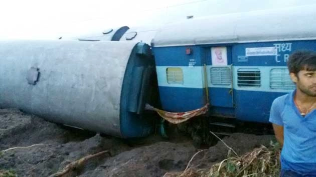 इंदौर-पटना ट्रेन दुर्घटनाग्रस्त, जानिए क्या है हेल्पलाइन नंबर