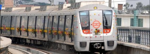 दिल्ली के राजीव चौक पर मेट्रो में उठा धुआं, खाली कराई ट्रेन