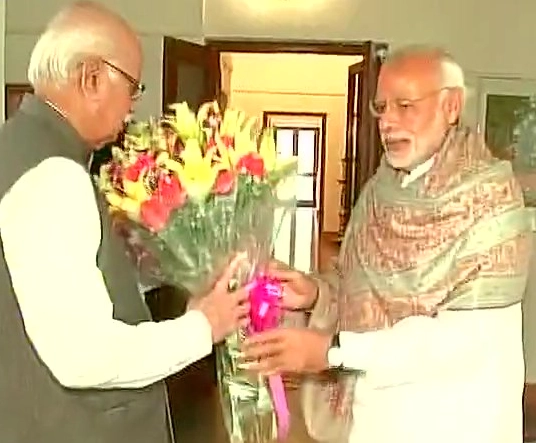 प्रधानमंत्री मोदी ने लालकृष्ण आडवाणी को जन्मदिन पर दी बधाई