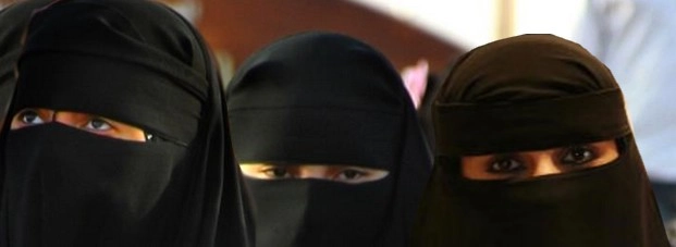 पारंपरिक मुस्लिम महिला के परिधान में लगाई गई आग