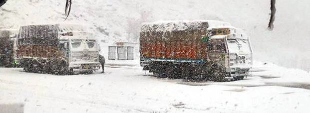 कश्मीर में बर्फबारी से राजमार्ग बंद, सैकड़ों वाहन फंसे - snowfall in Kashmir