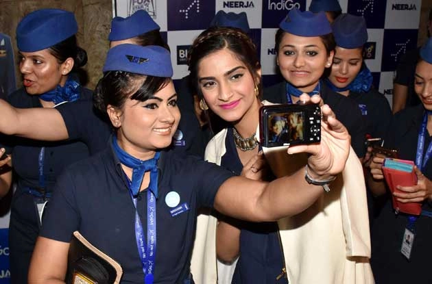 नीरजा की स्क्रीनिंग में एअर होस्टेज के साथ सोनम (फोटो) - Sonam Kapoor poses with air hostesses photo