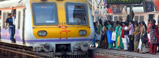 माहिम के पास ट्रेन पटरी से उतरी, 5 लोग घायल - Mahim Mumbai