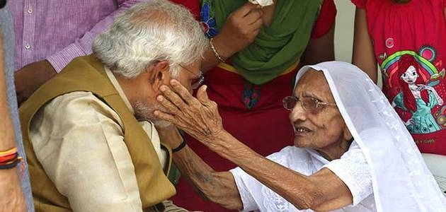 प्रधानमंत्री मोदी की मां को नारी जागरण सम्मान 2016 पुरस्कार