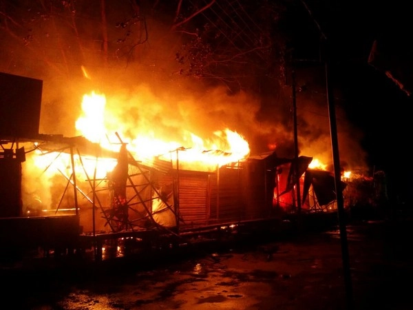 नोएडा के फर्नीचर बाजार में लगी आग, करोड़ों का सामान जलकर खाक - Fire in Noida's furniture market