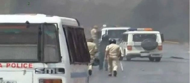 गुजरात में दलित प्रदर्शनों में इजाफा, बसों पर हमला, पुलिसकर्मी की मौत - violence in Gujrat