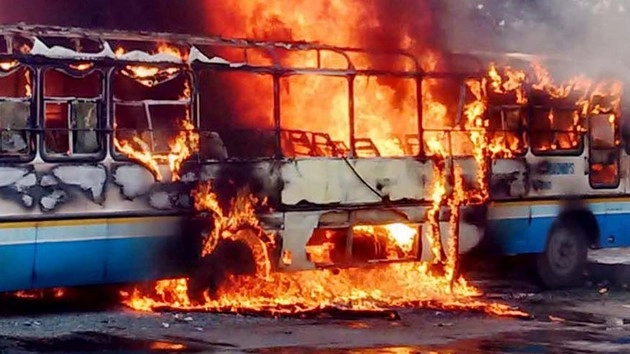 बांदा में बस पर गिरा बिजली का तार, चार की मौत - electric wire falls on bus in Banda, four dead