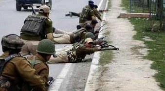 कश्मीर में मुठभेड़, आतंकी ढेर, पुलिसकर्मी घायल - Militant killed, policeman injured in Kashmir encounter