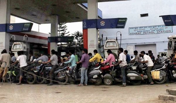 पेट्रोल के बढ़ते दामों से हाहाकार, आम आदमी परेशान... - Petrol Price increases in India