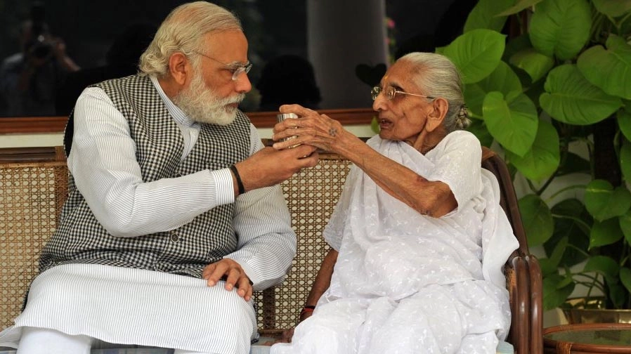 मोदी ने प्रधानमंत्री आवास में मां के साथ खिंचवाई तस्वीर