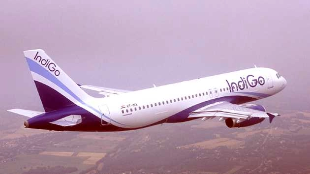दिल्ली एयरपोर्ट पर आमने-सामने आए दो विमान, हादसा टला - Disaster averted at Delhi airport