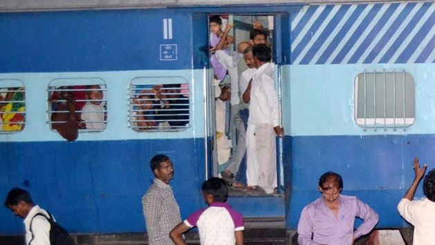 बड़ी खबर! रेल यात्रियों को 2 रुपए में मिलेगा 10 लाख का बीमा... - Insurance to railway Passenger in just 2 Rs.
