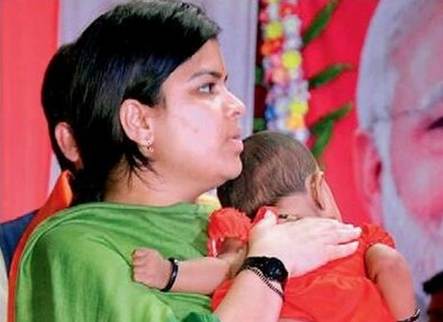 सांसद को बच्चा थमाकर चल दी महिला... - Poonam Mahajan with child
