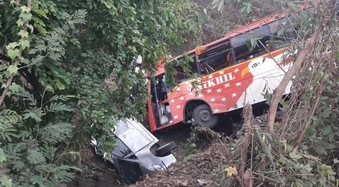 चीन में बस दुर्घटना, 26 की मौत - bus accident in China