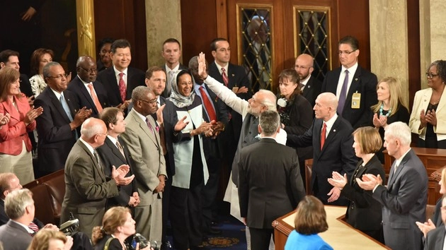 अमेरिकी संसद में छा गए मोदी, सांसदों में लगी ऑटोग्राफ लेने की होड़