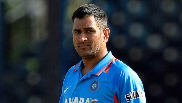 महेंद्र सिंह धोनी को आईपीएल मैच में लगी फटकार