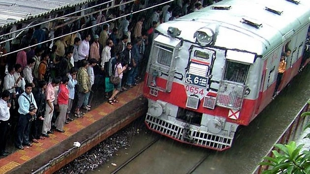 मुंबई में भारी बारिश से रेल सेवाएं बाधित, छुट्टी पर 'डब्बे वाले'