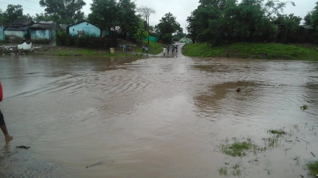 गुजरात में बाढ़ में फंसे 15 लोगों को बचाया गया - Valsad