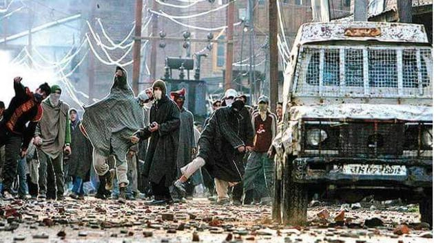 पाकिस्तान से नजर रखी जा रही है कश्मीर में पत्थरबाजी पर