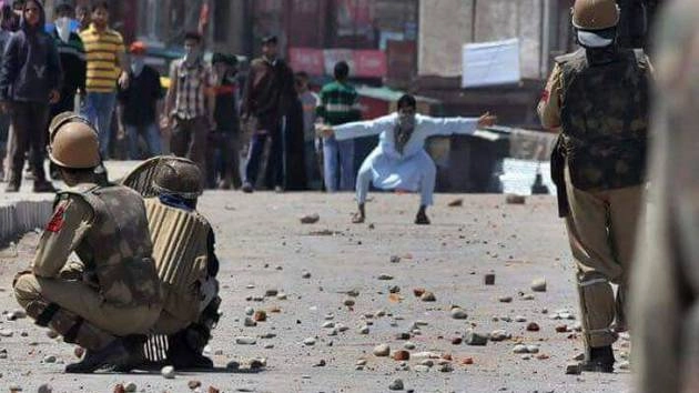 ताजा हिंसा में 8 जख्मी, अखबार भी नहीं बंटे, मोबाइल भी बंद - Violence, Jammu and Kashmir, performance