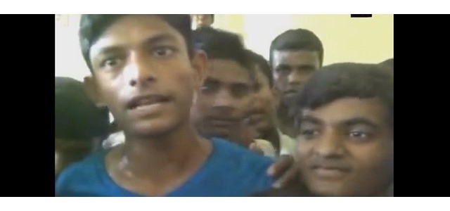 #webviral पिकनिक कैंसल होने पर बिफरे छात्र, स्कूल में की तोड़फोड़ (वीडियो)