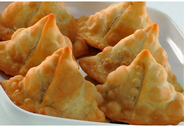 Paneer Aloo Samosa Recipe: चटकन बनवा चविष्ट ऑइल फ्री पनीर आलू समोसा, रेसिपी जाणून घ्या