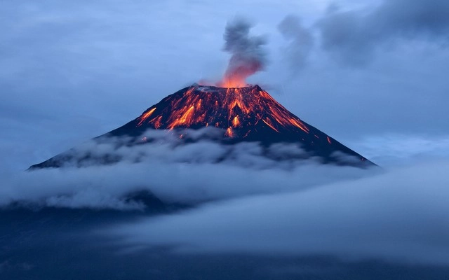 ज्वालामुखी का लावा समुद्र में गिरा, पैदा हुए जहरीले बादल