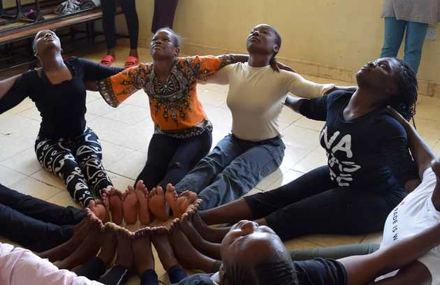 केन्या की जेल में महिलाएं कर रही हैं योग - kenya prison women inmates performing yoga