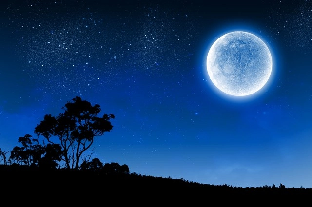 इस महीने 150 साल में पहली बार दिखेगा 'नीला चांद'