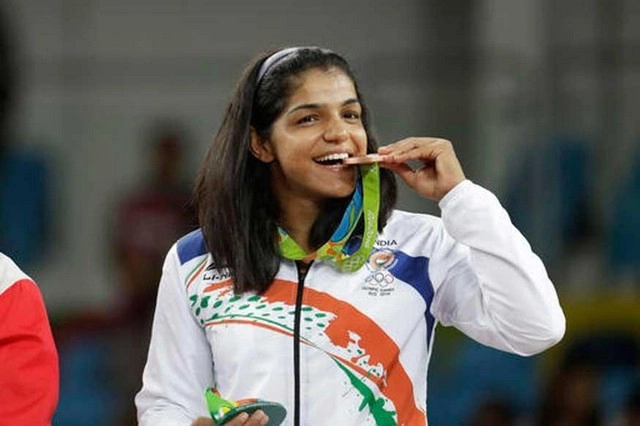क्यों ओलंपिक खिलाड़ी जीत के बाद दांत से काटते हैं अपने मेडल? - olympic winners bite medals reason