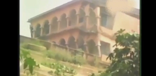 ताश के पत्तों की तरह ढह गई स्कूल इमारत (वीडियो)