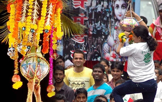 दही हांडी उत्सव में सुप्रीम कोर्ट की अनदेखी, 49 फुट का मानव पिरामिड... - Dahi Handi festival in Mumbai