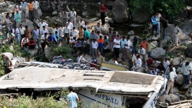नेपाल में यात्रियों से भरी बस नदी में गिरी, 21 लोगों की मौत