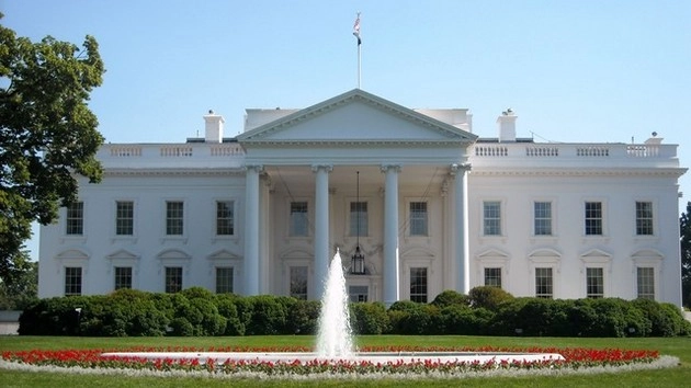 व्हाइट हाउस की बाड़ पर चढ़ती पकड़ी गई महिला