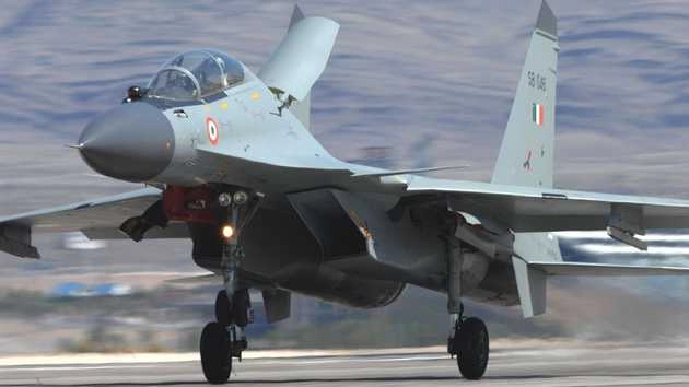 Indian Air Force। सीमा के समीप दिखे पाकिस्तानी एफ-16 लड़ाकू विमान को भारत के सुखोई-मिराज ने खदेड़ा - Indian Air Force