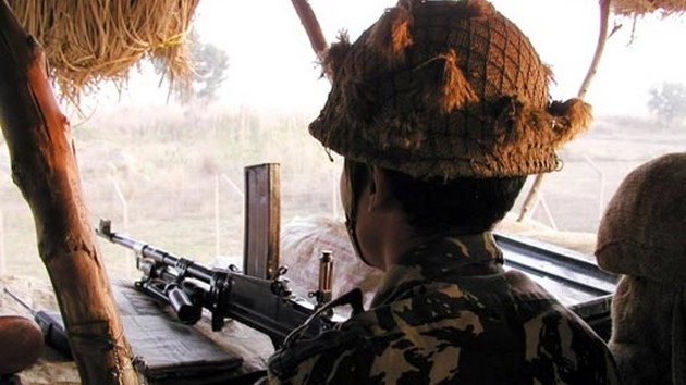 सीमापार से गोलाबारी जारी, भारतीय सैनिकों का कड़ा जवाब - firing on LOC