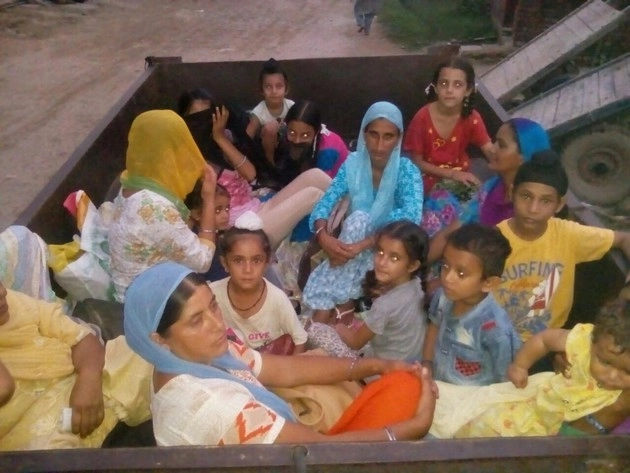 एलओसी पर हजारों बेघर, नहीं थम रही पाक गोलीबारी - LOC Firing Pakistan